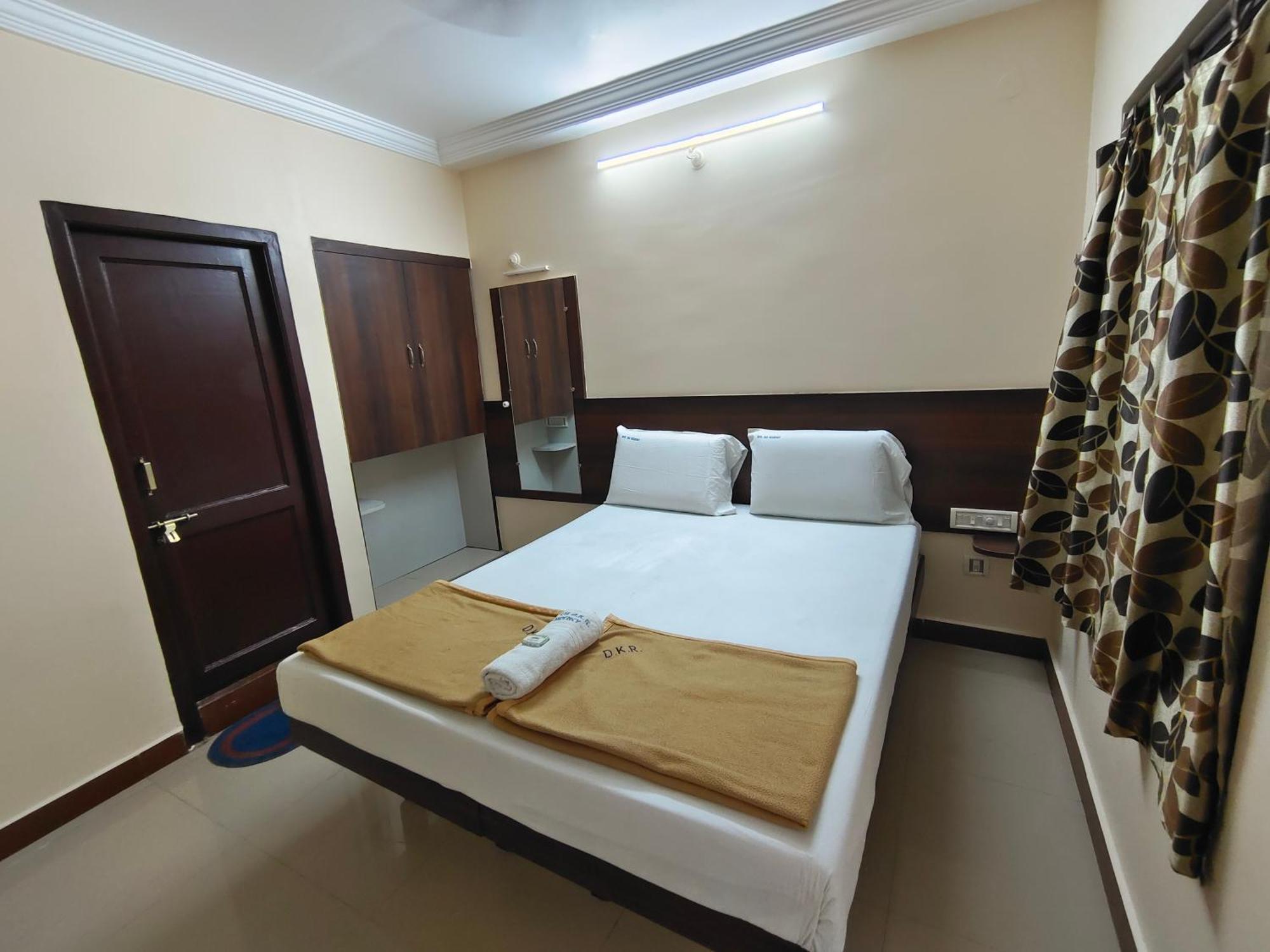 Hotel Dkr Residency Tirupati Cameră foto